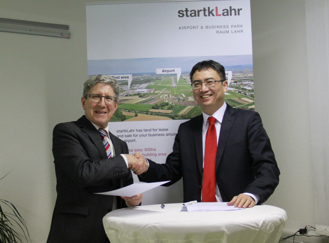 Vertragsunterzeichnung mit OB Müller in Lahr