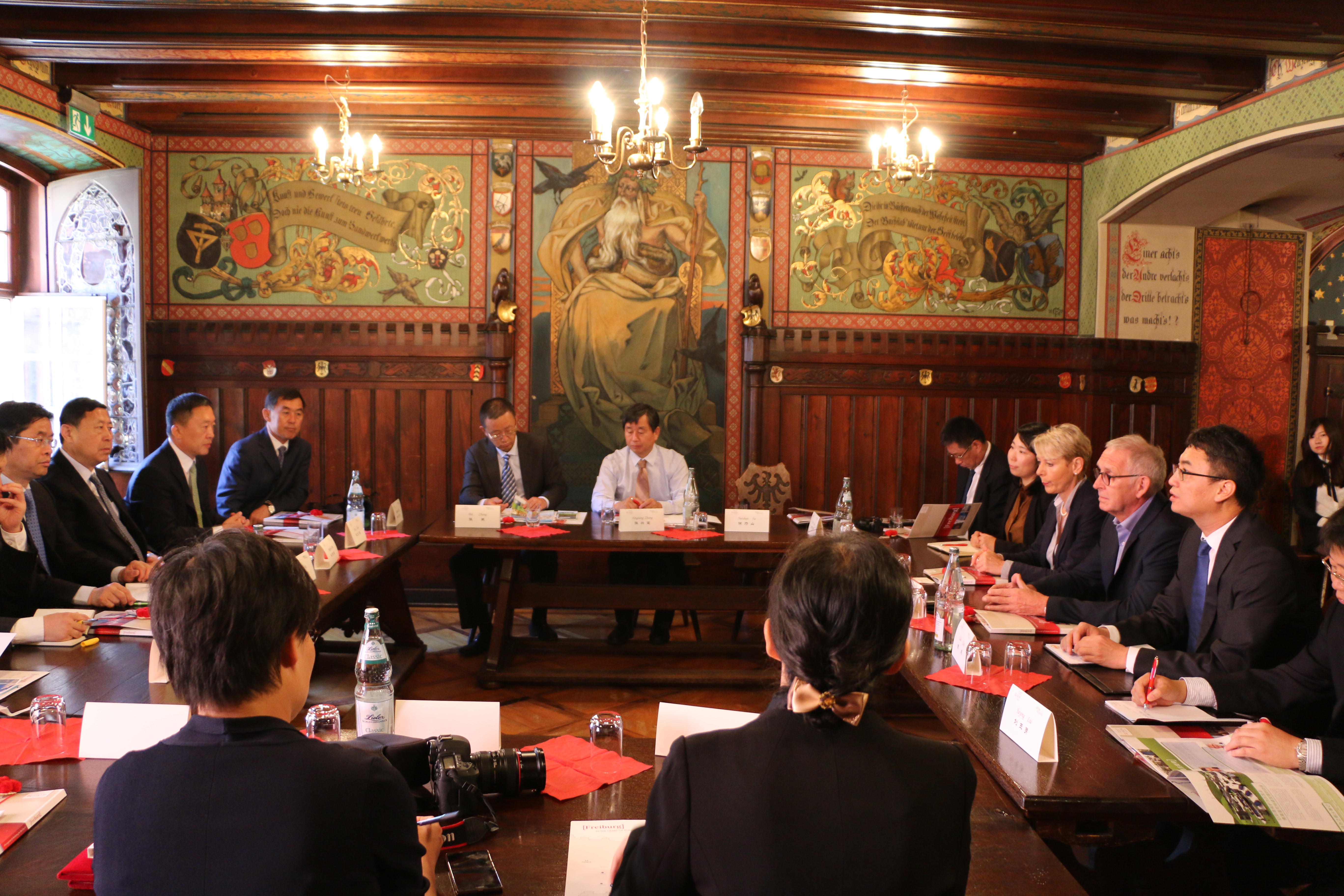 Arbeitsgespräch zur Wirtschaftsförderung in Qingdao